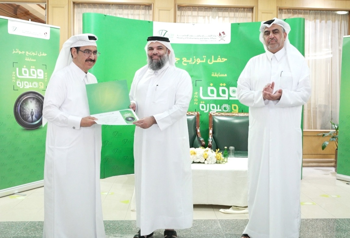 Undersecretary of the Ministry of Awqaf and Islamic Affairs H E Dr. Sheikh Khalid bin Mohammed bin Ghanem Al Thani honouring a winner at the ceremony.