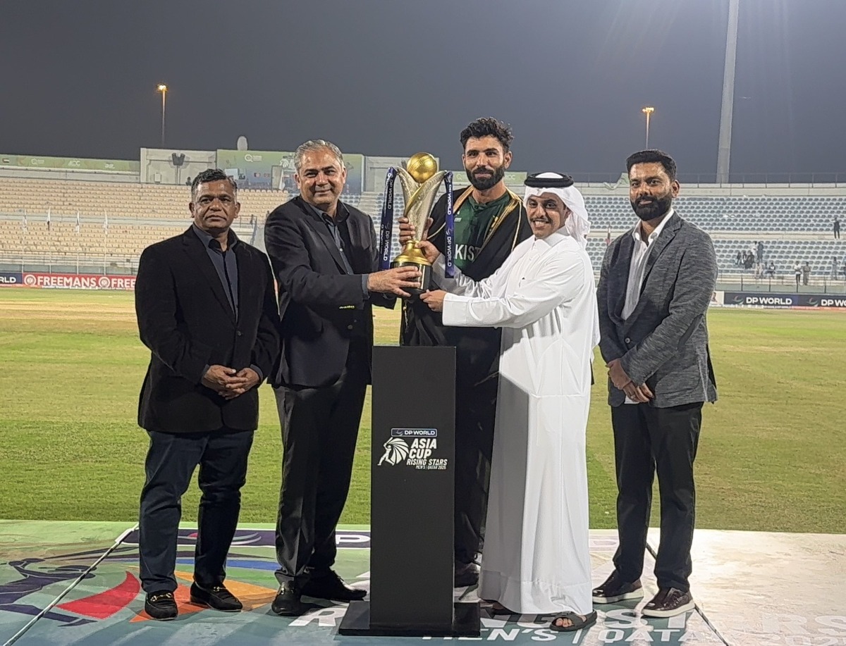 Asian Cricket Council President Mohsin Naqvi and Qatar Cricket Association President Sheikh Abdulaziz bin Saoud Al Thani present the trophy to the Pakistan Shaheens captain Irfan Khan Niazi.