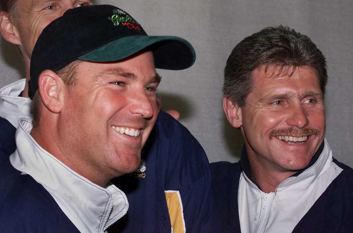 Australia's Shane Warne (L) and team captain Robin Smith (R) pose at the Hampshire County Ground as Warne made his debut against Essex in the English County Championship in Southampton on April 18, 2000. Photo by Adrian DENNIS / AFP