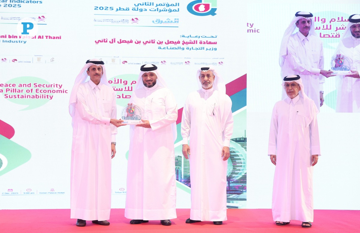 Chairman of the Board of Directors of Dar Al Sharq Group Sheikh Dr. Khalid bin Thani bin Abdullah Al Thani (left) honouring a participant, while CEO of Dar Al Sharq Group Abdul Latif Abdullah Al Mahmoud and Deputy CEO of Dar Al Sharq Group and Editor-in-Chief of Al Sharq Jaber Al Harami look on.  Pic: Rajan Vadakkemuriyil/The Peninsula