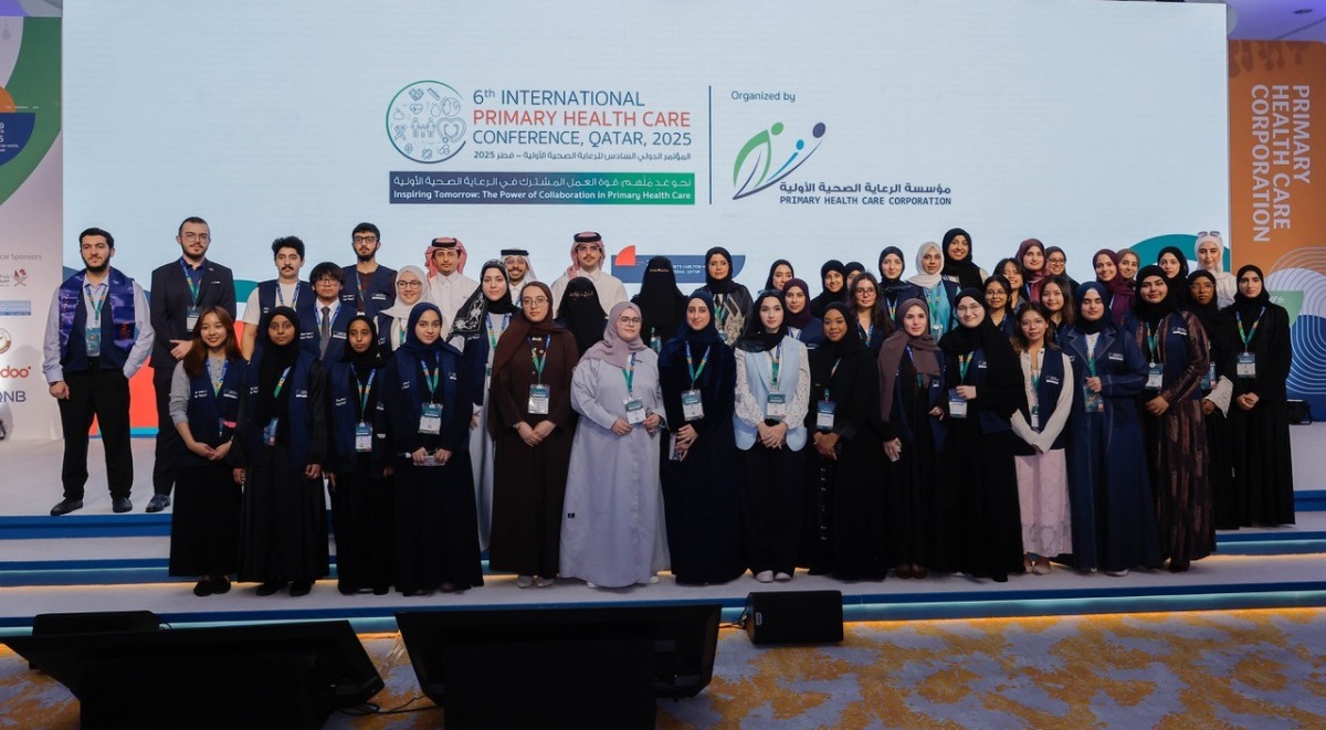 Winners with officials at the honouring ceremony.