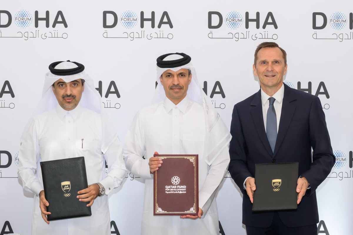 QOC Secretary General H E Jassim bin Rashid Al Buenain (centre) with QFFD Director General Fahad Hamad Al-Sulaiti (left) and World Athletics CEO, Jon Ridgeon at the event.