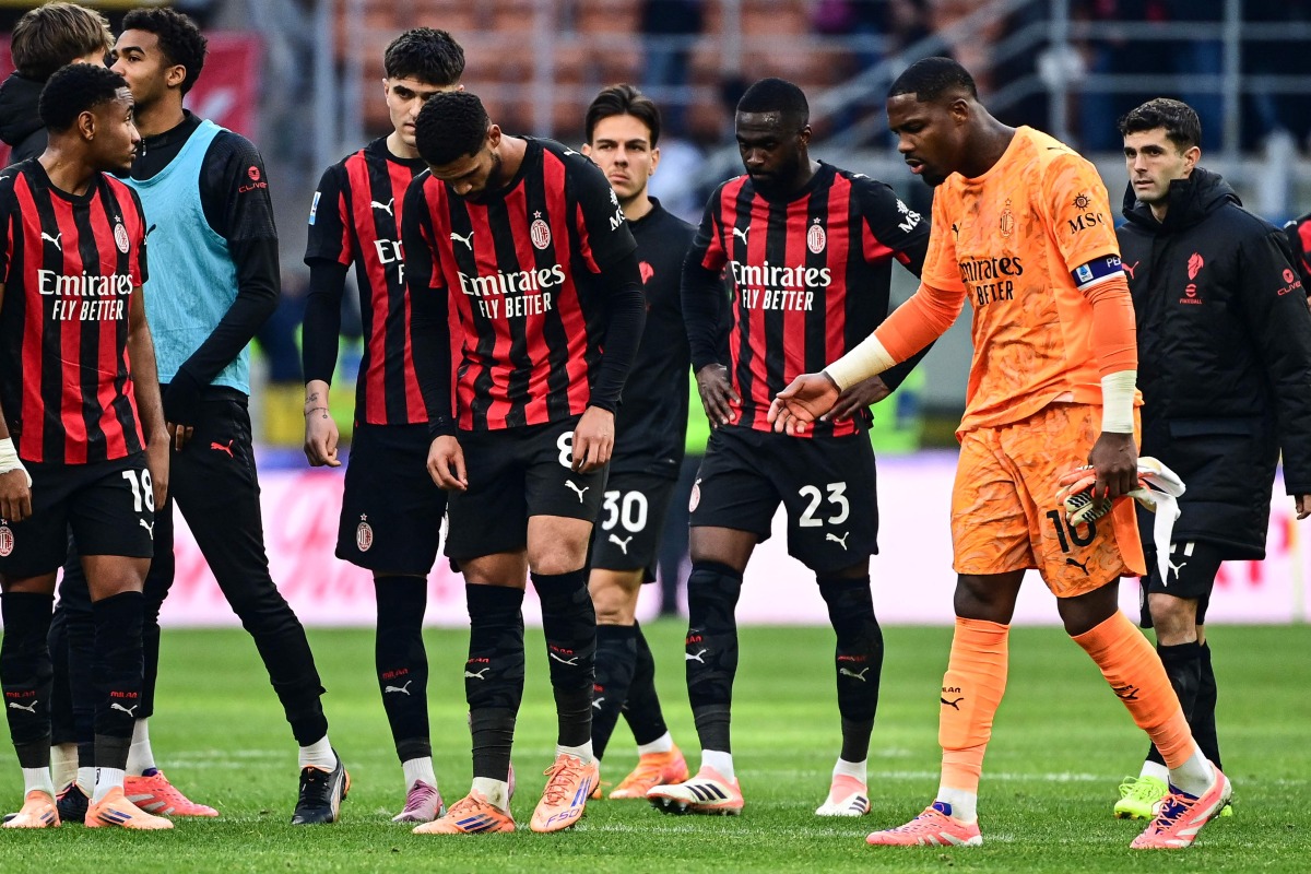 AC Milan's French goalkeeper #16 Mike Maignan(R) reacts at the end of the Italian Serie A football match between AC Milan and Sassuolo at the San Siro Stadium in Milan on December 14, 2025. (Photo by Piero CRUCIATTI / AFP)