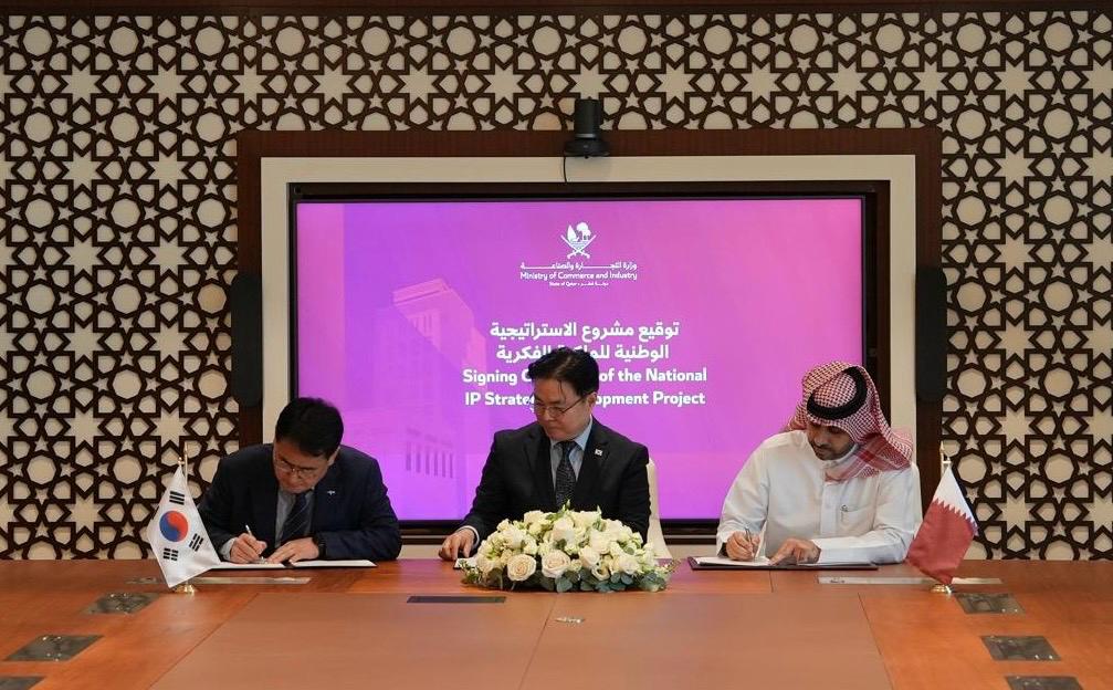 MoCI Undersecretary H E Mohammed bin Hassan Al-Malki with Minister of Intellectual Property H E Young-sun Kim and President of the Korea Intellectual Property Strategy Agency Byung-soo Yoon during the agreement signing ceremony.