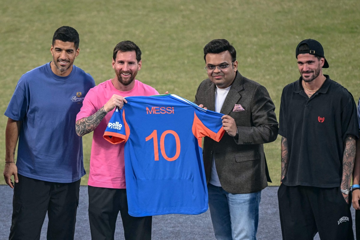 Argentina's footballers Lionel Messi (2L), Rodrigo De Paul (R) and Uruguayan footballer Luis Suلrez (L) pose for a photograph with International Cricket Council (ICC) chairman Jay Shah during his GOAT Tour at the Arun Jaitley Stadium in New Delhi on December 15, 2025. The 38-year-old Argentina and Inter Miami superstar Messi, along with his Inter Miami teammates Luis Suarez and Rodrigo de Paul, are part of a so-called GOAT Tour of a cricket-crazy nation. (Photo by Sajjad HUSSAIN / AFP)