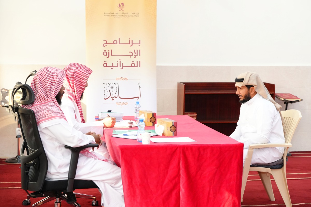 Ministry of Awqaf officials with a participant during the Asaneed programme session.