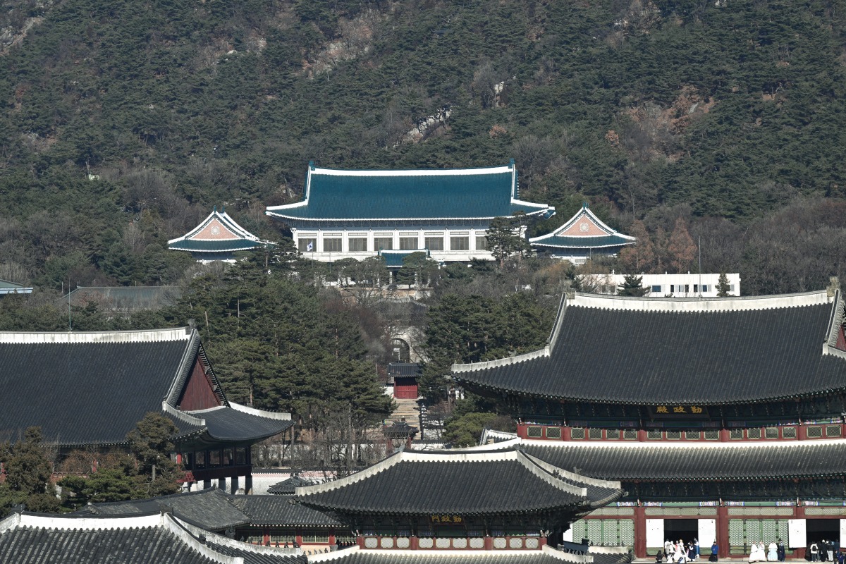 The Blue House (C), known as Cheong Wa Dae in Korean, is seen over Gyeongbokgung Palace in Seoul on December 22, 2025. Photo by JUNG YEON-JE / AFP