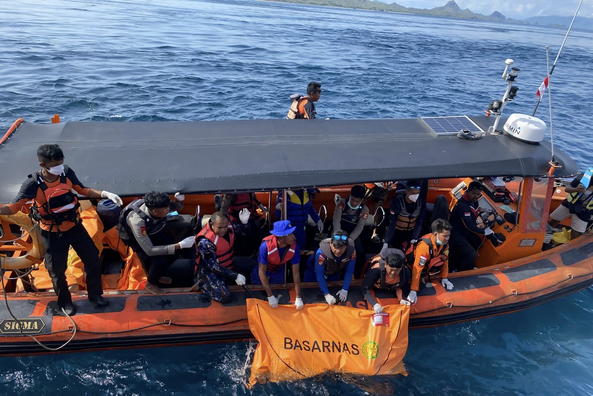 This handout picture taken and released on January 4, 2026 by Indonesia's National Search and Resque Agency (BASARNAS) shows rescue personnel securing a body bag containing the remains of missing Spanish man Fernando Martin Carreras, from waters off Labuan Bajo in East Nusa Tenggara. Photo by HANDOUT / INDONESIA'S NATIONAL SEARCH AND RESCUE AGENCY (BASARNAS) / AFP