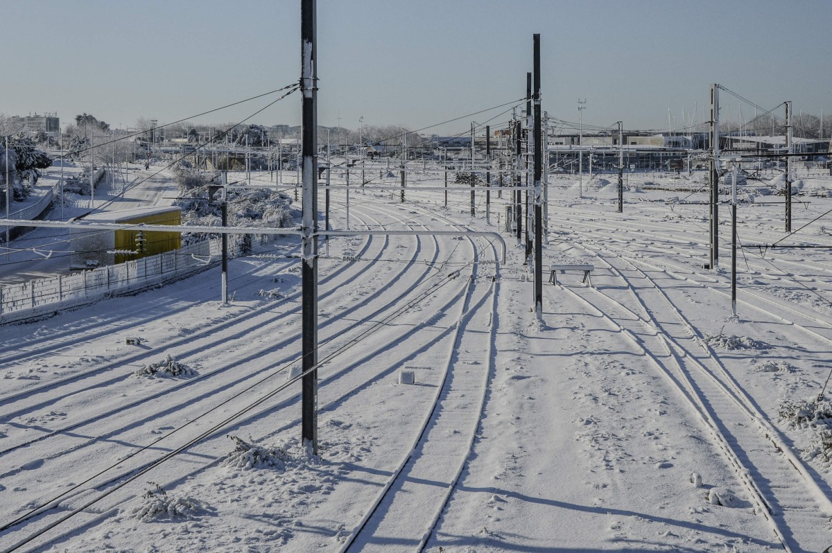SNCF railway tracks are covered in snow in La Rochelle, western France, on January 6, 2026. (Photo by Amelia BLANCHOT / AFP)