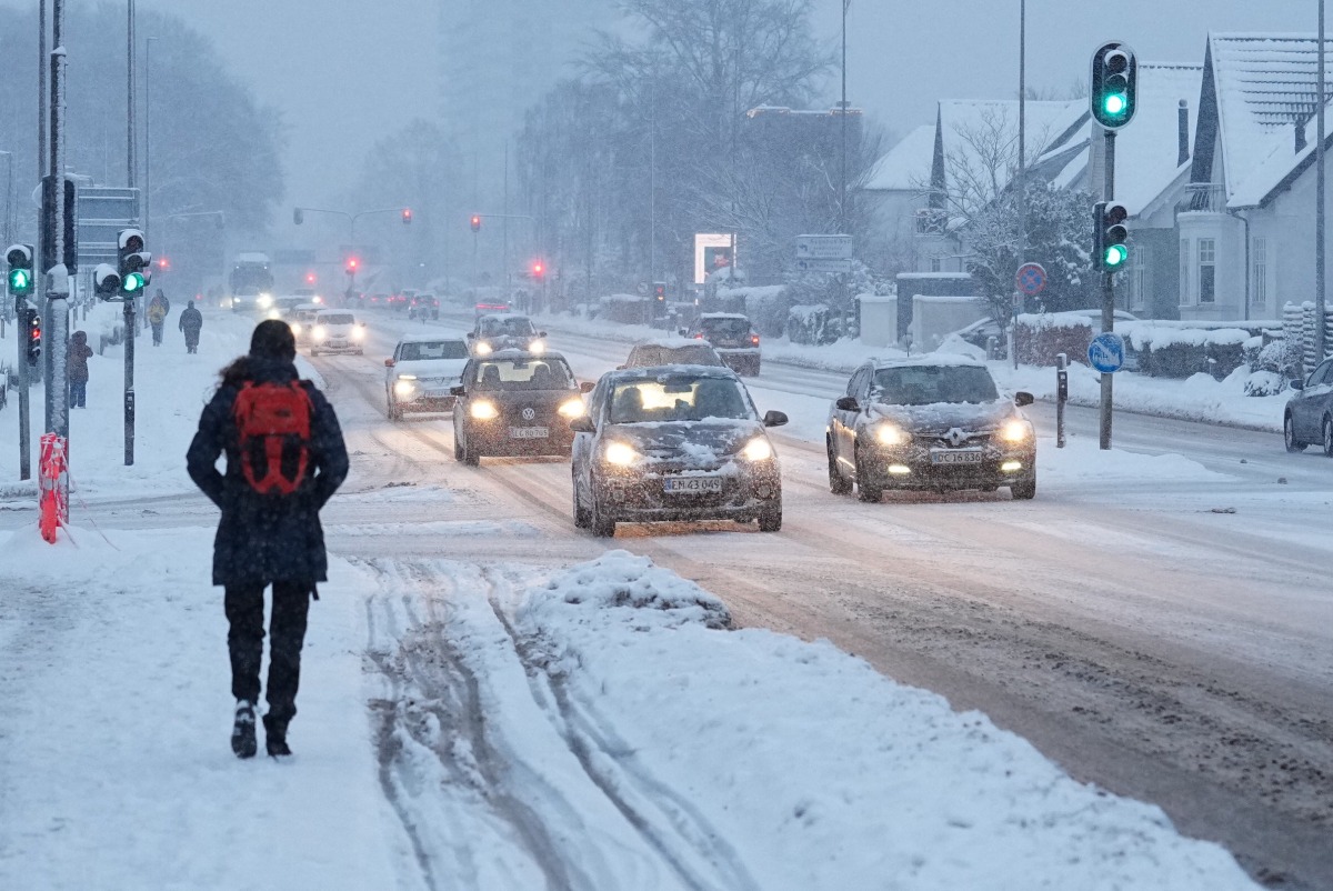 Traffic moves slowly through heavy snowfall in Aalborg, northern Denmark on January 7, 2026. (Photo by Henning Bagger / Ritzau Scanpix / AFP) / Denmark OUT
