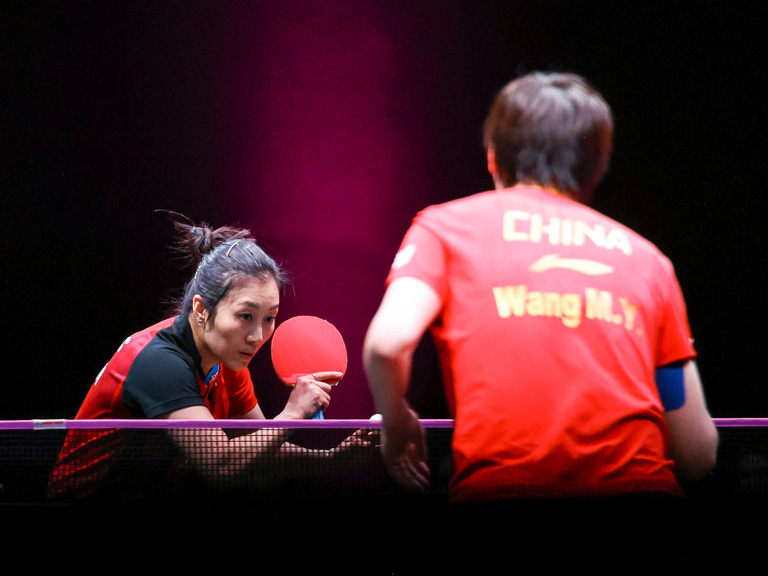 Ying Han (left) serves against Wang Manyu. 