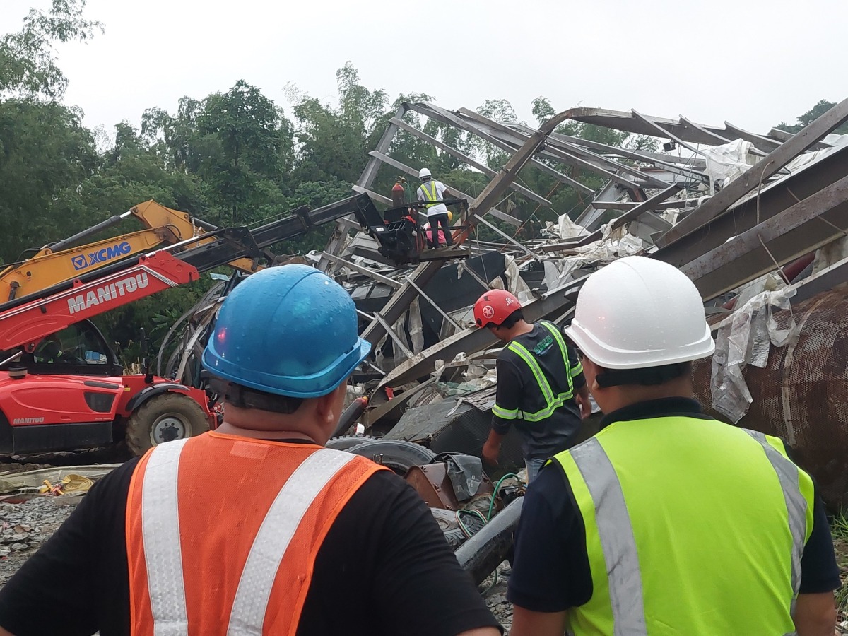 Rescuers work at a collapsed landfill in Cebu, the Philippines, Jan. 10, 2026. (Xinhua)