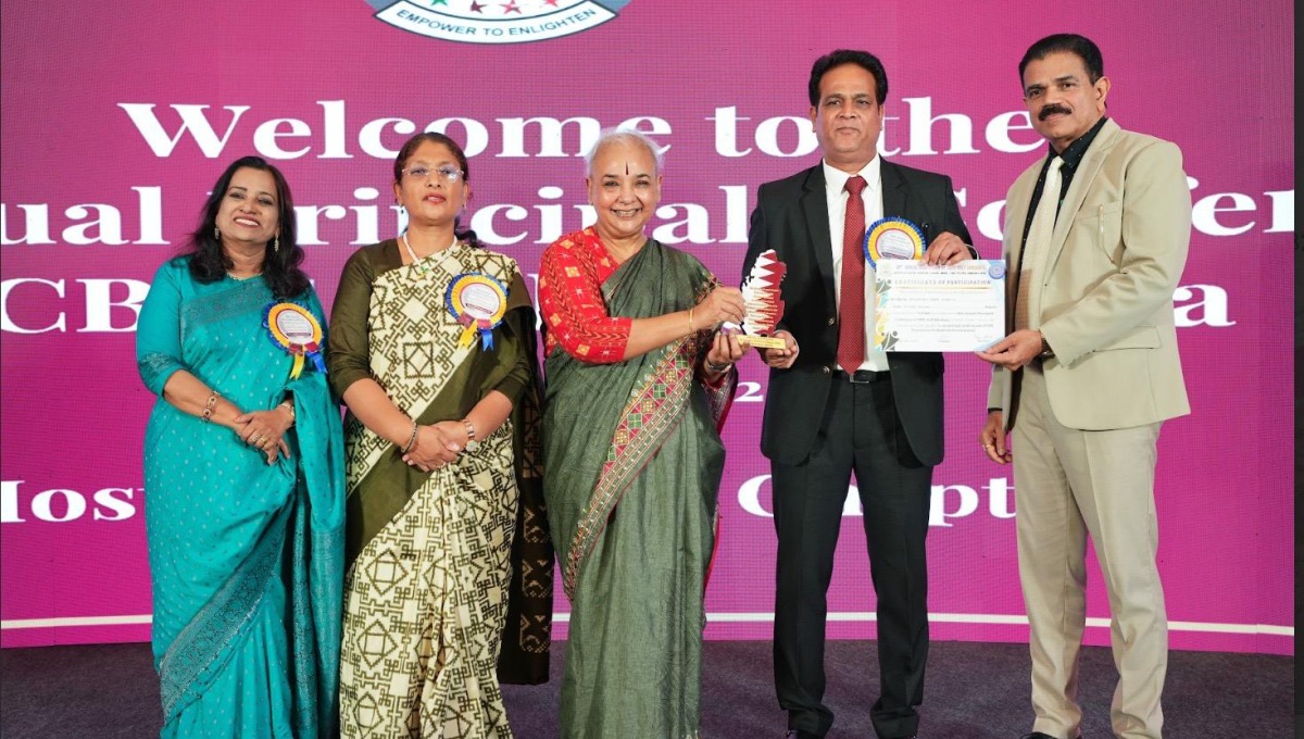 Acting Principal Mohammad Azam Khan receiving the award.
