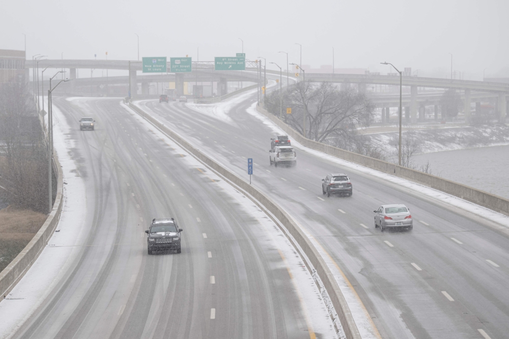 Vehicles are seen on the interstate as snowy weather arrives on January 24, 2026 in Louisville, Kentucky. Jon Cherry/Getty Images/AFP