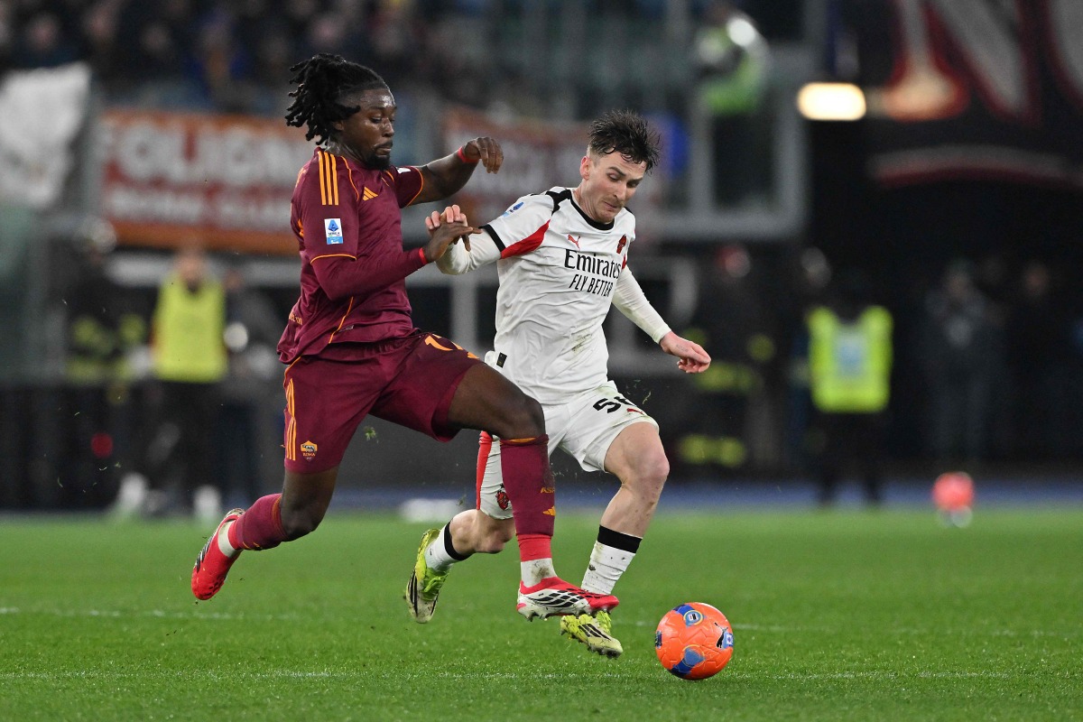 Roma's French midfielder #17 Manu Kone (L) and AC Milan's Belgian midfielder #56 Alexis Saelemaekers (R) fight for the ball during the Italian Serie A football match between AS Roma and AC Milan at the Olympic Stadium in Rome on January 25, 2026. (Photo by Andreas SOLARO / AFP)