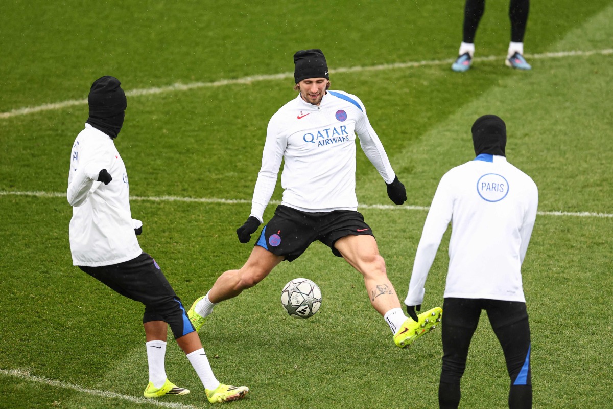 PSG’s Illia Zabarnyi (centre) controls the ball during a training session at the Campus Paris Saint-Germain in Poissy, yesterday. 