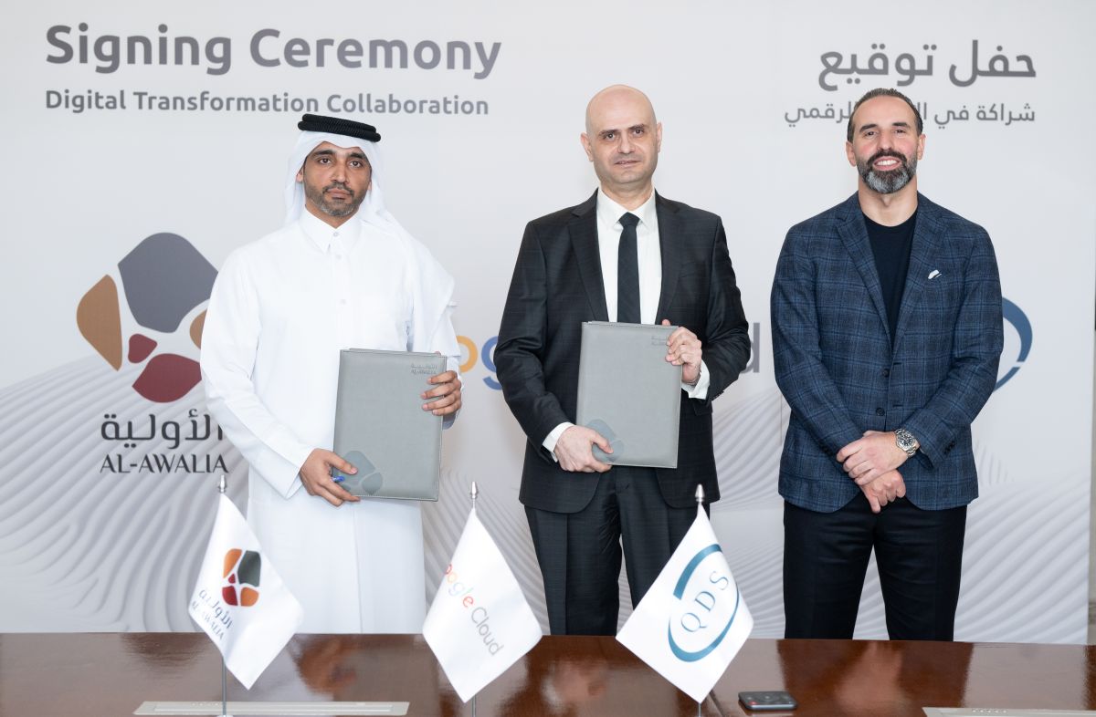 Chief Executive Officer of Alawalia Abdulaziz Ibrahim Al-Tamimi, Regional General Manager at Google Cloud Ghassan Kosta, and General Manager of QDS Mohammad Alam during the signing ceremony.  