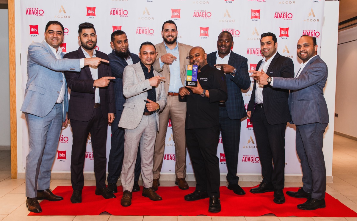  The hotel officials with the award.