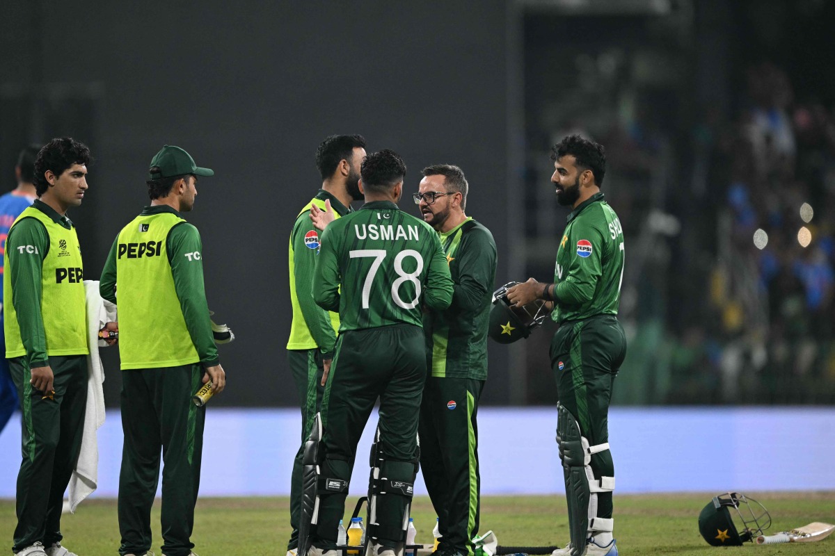 :Pakistan's head coach Mike Hesson (2R) speaks with players during the 2026 ICC Men's T20 Cricket World Cup group stage match between India and Pakistan at the R Premadasa Stadium in Colombo on February 15, 2026. (Photo by Ishara S.KODIKARA / AFP)