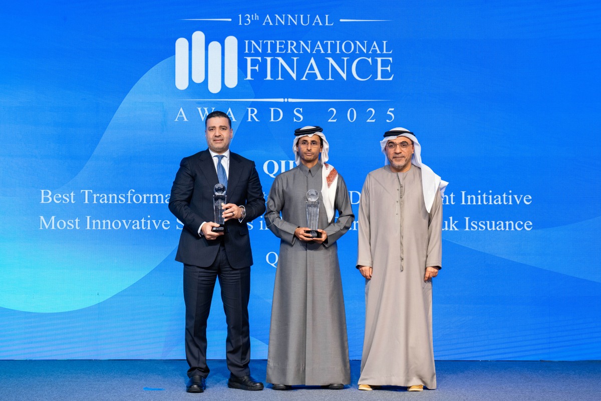 QIIB officials receiving the awards durng the event.