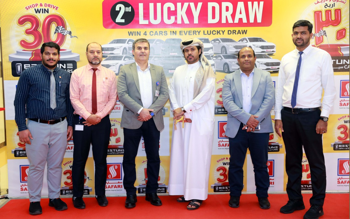 Safari officials and the winners of the second draw. 