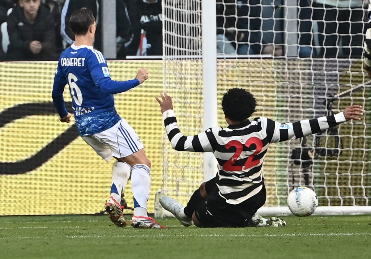 Como's French midfielder #6 Maxence Caqueret (R) scores his team's second goal during the Italian Serie A football match between Juventus and Como at the Allianz stadium in Turin on February 21, 2026. (Photo by Isabella BONOTTO / AFP)