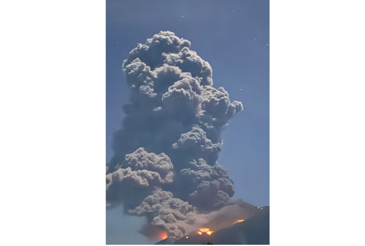 This handout photo taken on February 26, 2026 courtesy of the Facebook page of Ethan Asentista shows the eruption of Kanlaon volcano as seen from Canlaon City, Negros Oriental province in the central Philippines. (Photo by Handout / Courtesy of Ethan Asentista / AFP) 