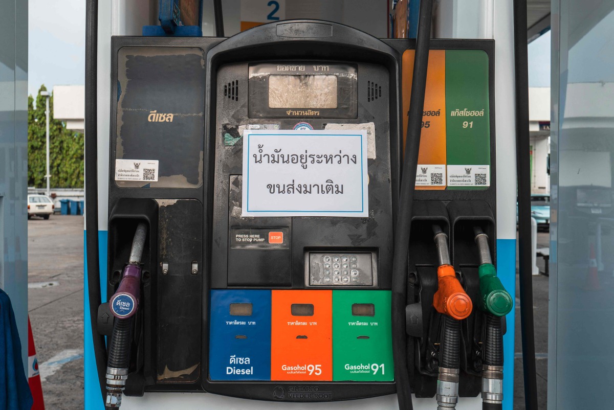 A notice is seen at a temporarily closed petrol station as it waits to be restocked in Bangkok on March 16, 2026 following import disruptions caused by the Middle East conflict. Photo by Anthony WALLACE / AFP 