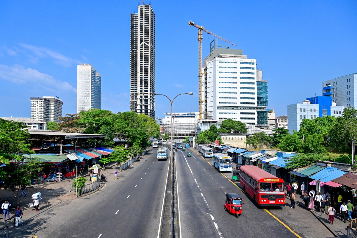 Commmuters wait for public transport along a deserted road in Colombo on March 18, 2026. Photo by Ishara S. Kodikara / AFP
