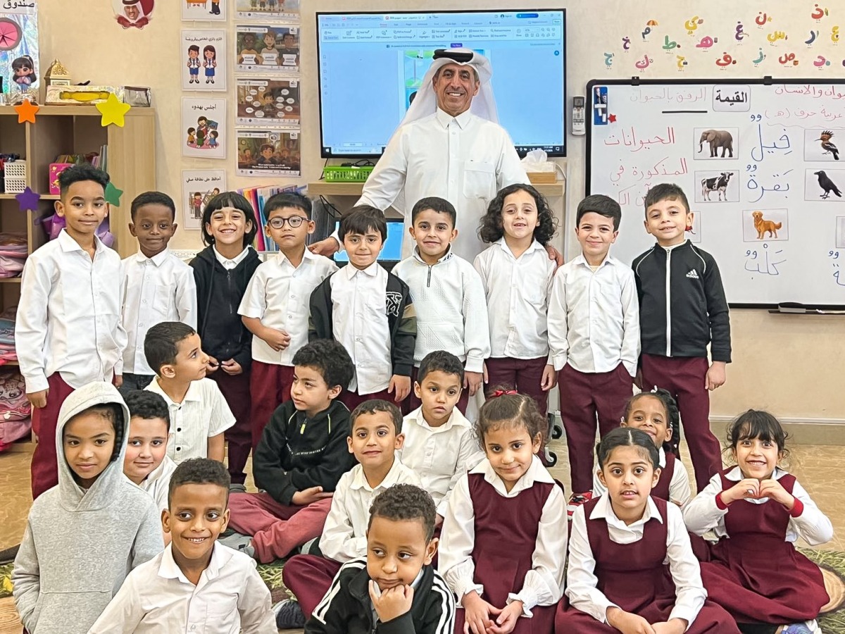 Undersecretary of the Ministry of Education and Higher Education Dr. Ibrahim bin Saleh Al-Nuaimi with pupils at a school. 