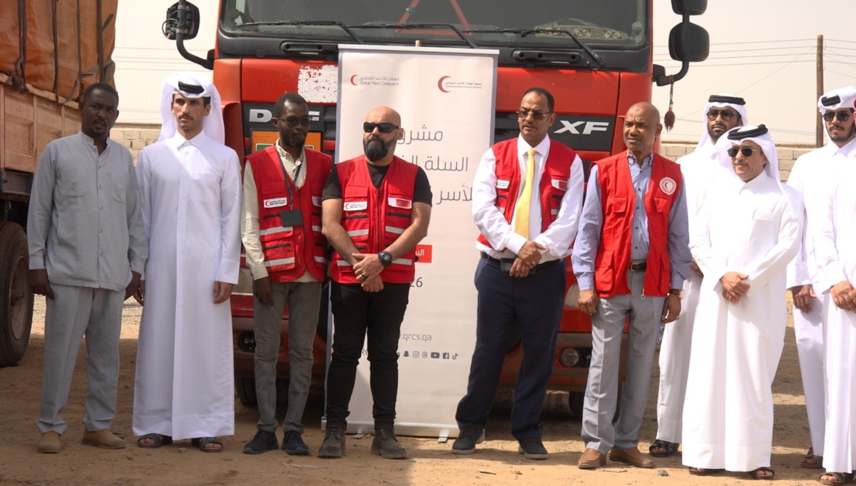 Ambassador of Qatar to Sudan H E Mohamed bin Ibrahim Al-Sada, Secretary-General of SRCS Ahmed Al-Tayeb Suleiman along with the representatives of QRCS team during the launch ceremony.