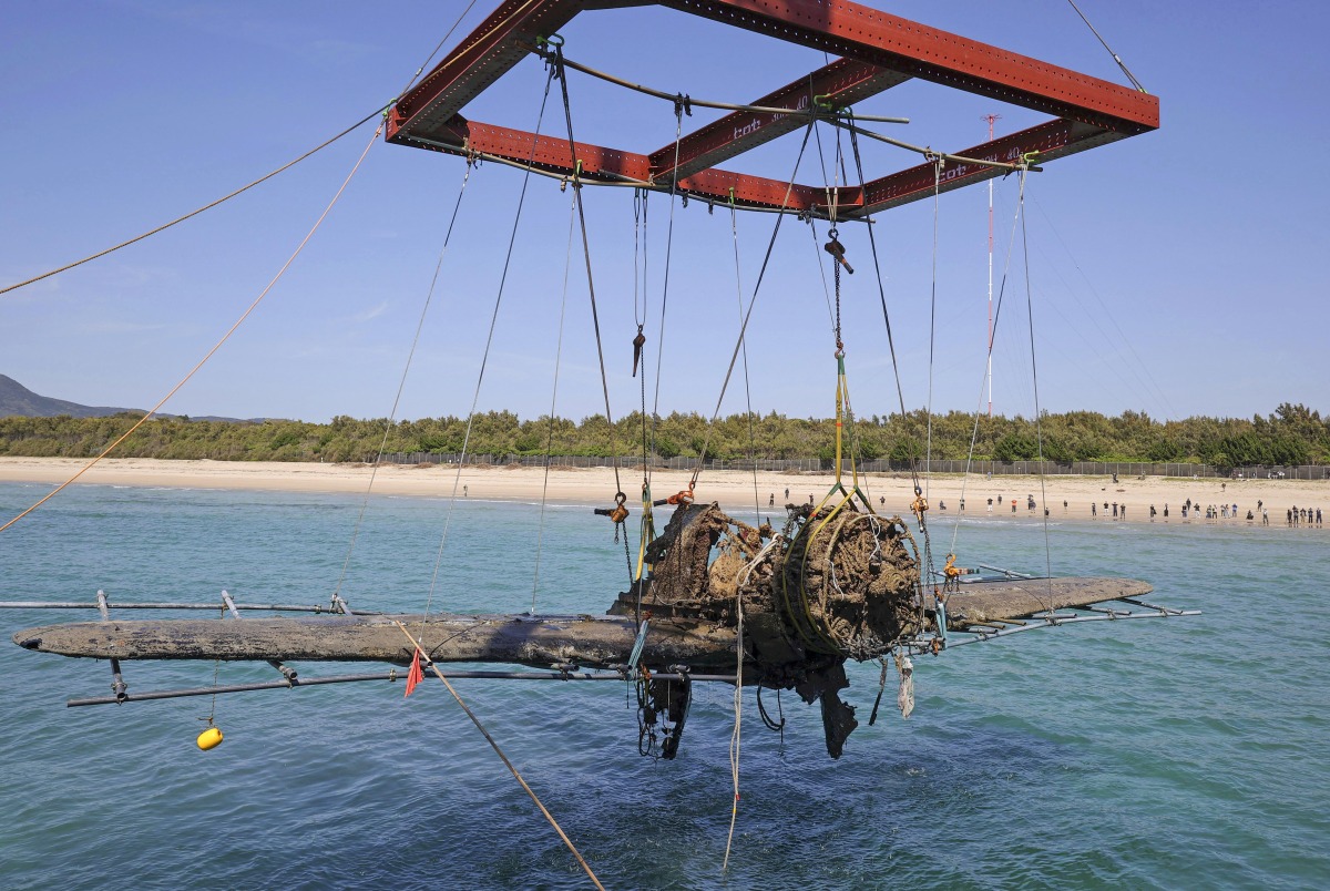 The wreckage of a Shidenkai fighter plane of the former Imperial Japanese Navy is lifted from the seabed off Akune, Kagoshima Prefecture, on Wednesday.