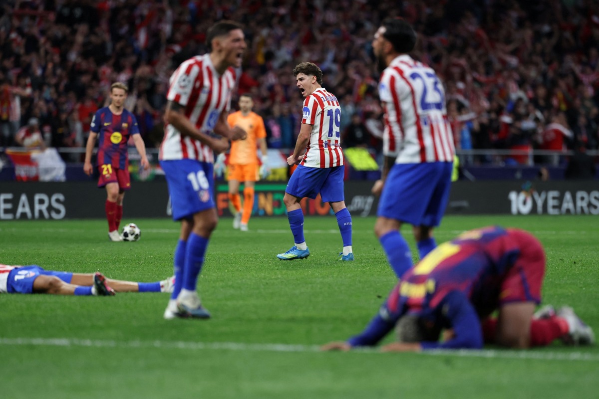 Atletico Madrid's Argentine forward #19 Julian Alvarez (C) and teammates celebrate at the end of the UEFA Champions League quarter final second leg football match between Club Atletico de Madrid and FC Barcelona at Metropolitano Stadium in Madrid on April 14, 2026. (Photo by Thomas COEX / AFP)