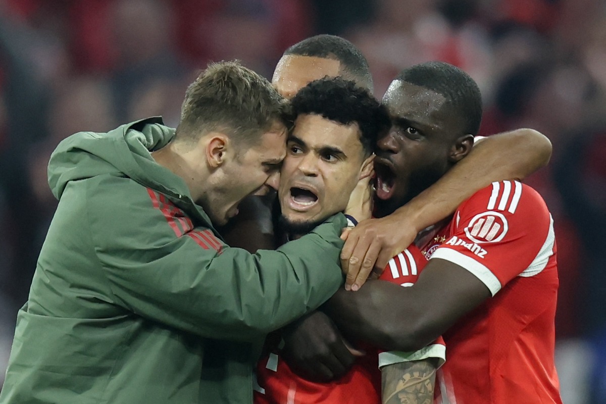 Bayern Munich's Colombian forward #14 Luis Diaz (C) celebrates scoring the 3-3 goal with his teammates during the UEFA Champions League quarter-final second leg football match between FC Bayern Munich and Real Madrid in Munich, southern Germany, on April 15, 2026. (Photo by Alexandra BEIER / AFP)