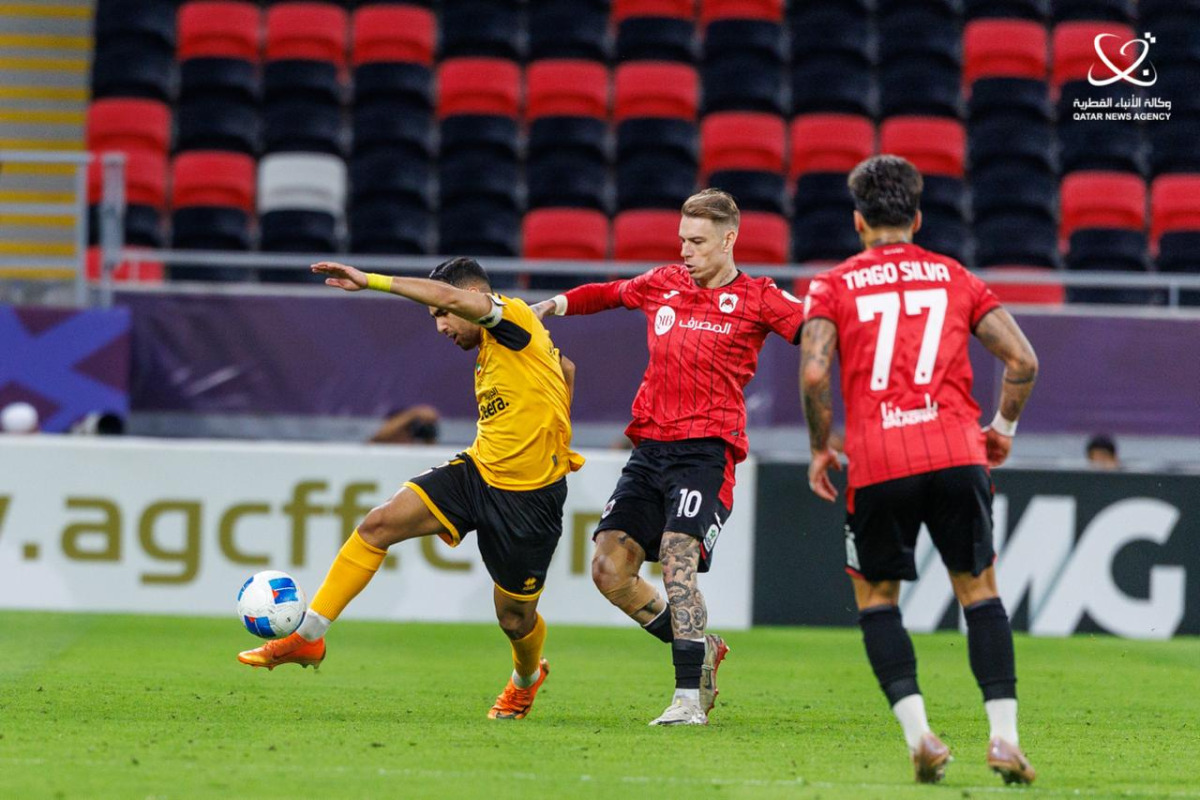 Al Rayyan’s Roger Guedes (centre) and Tiago Silva in action during the match.  
