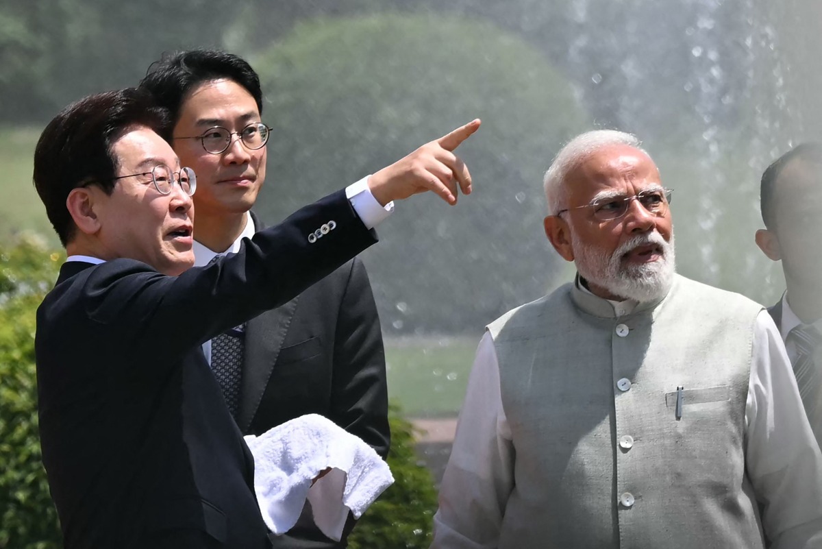 South Korea's President Lee Jae Myung (L) gestures alongside India's Prime Minister Narendra Modi (R) as they plant a tree during a meeting at the Hyderabad House in New Delhi on April 20, 2026. (Photo by Sajjad HUSSAIN / AFP)