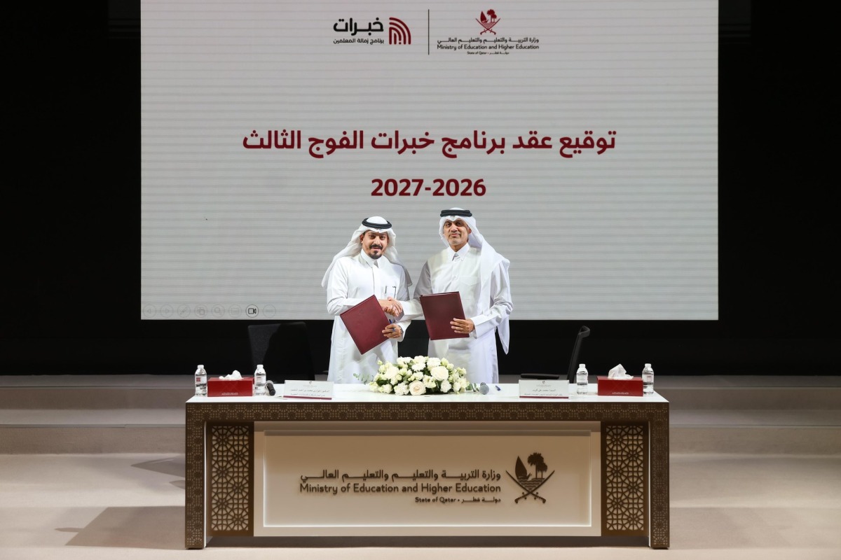 Officials from MoEHE and Saudi Raz Development Consultancy exchanging documents after signing an agreement.