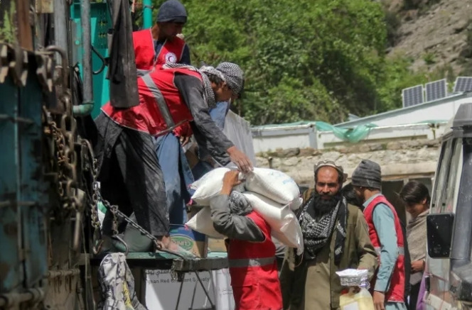 Dozens of residents of the border village of Kamdesh, high in the Afghan mountain, waited in line for relief (Aimal ZAHIR)
(Aimal ZAHIR/AFP)