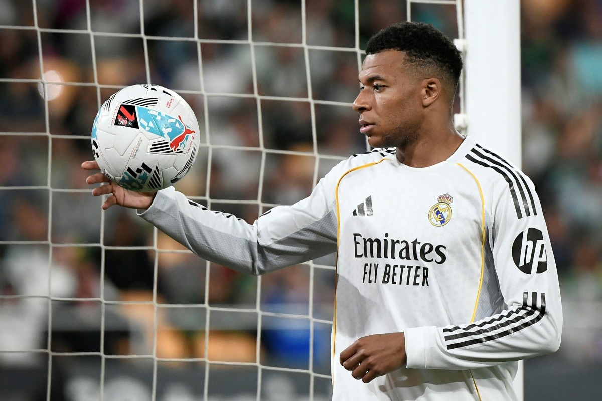 Real Madrid's French forward #10 Kylian Mbappe handles the ball during the Spanish league football match between Real Betis and Real Madrid CF at the La Cartuja stadium in Seville on April 24 , 2026. (Photo by CRISTINA QUICLER / AFP)
