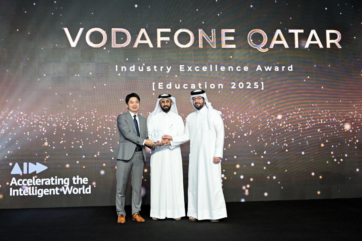 Enterprise Business Unit Director at Vodafone Qatar Mohammed Mohsin Alyafei receiving the award.