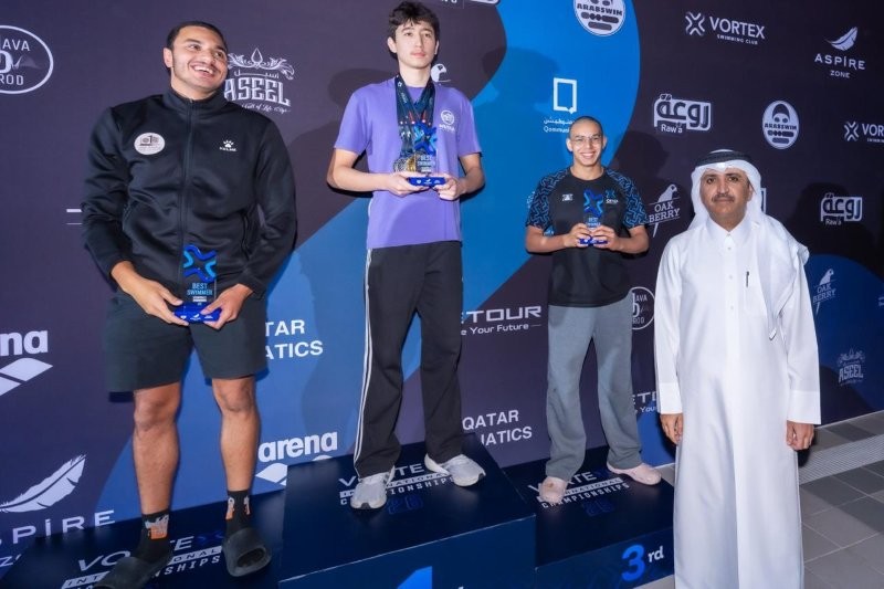 Director of Communications and Public Relations at Aspire Zone Foundation Hamad Yousef Al Obaidly with some of the winners during the awards ceremony. 
