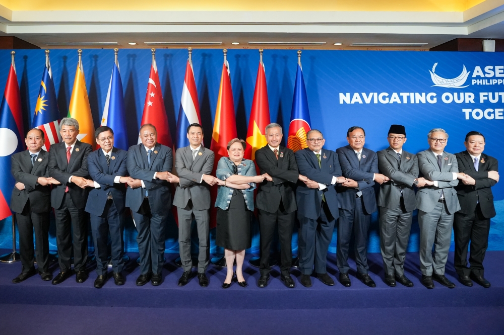Participants of a high-level meeting for ASEAN foreign ministers pose for a group photo in Cebu, the Philippines, (ASEAN 2026/Handout via Xinhua)