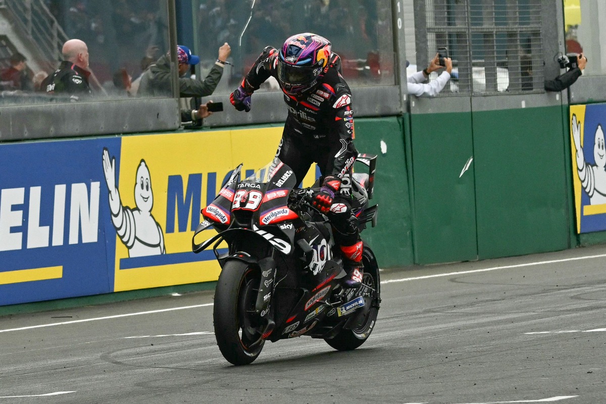 Aprilia Racing's Spanish rider Jorge Martin celebrates as he crosses the finish line to win the Moto GP Grand Prix of France at Le Mans, northwestern France, on May 10, 2026. (Photo by Loic VENANCE / AFP)