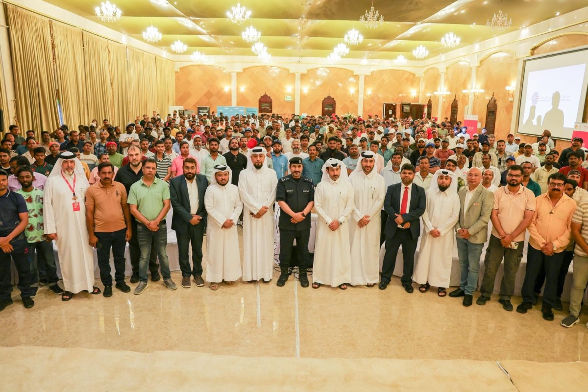 Officers from the Ministry of Interior and Officials from Shell Qatar with workers from companies.