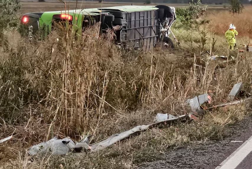 The large coach crashed at Gumlu, between Townsville and Bowen. (Supplied: Roberta Wilkins/ABC