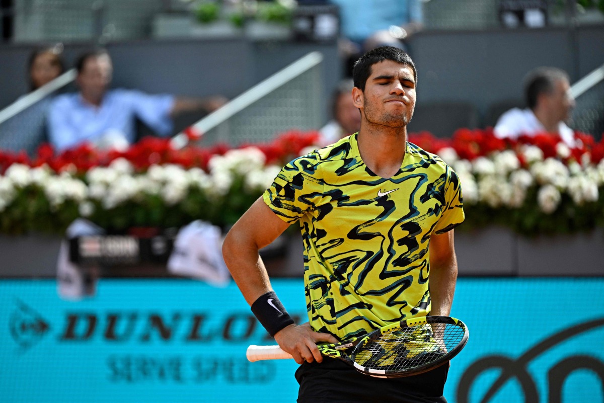 (FILES) Spain's Carlos Alcaraz reacts during his 2023 ATP Tour Madrid Open tennis tournament singles match against Finland's Emil Ruusuvuori at the Caja Magica in Madrid on April 28, 2023. Carlos Alcaraz announced his withdrawing from Wimbledon, AFP reports on May 19, 2026. (Photo by JAVIER SORIANO / AFP)
