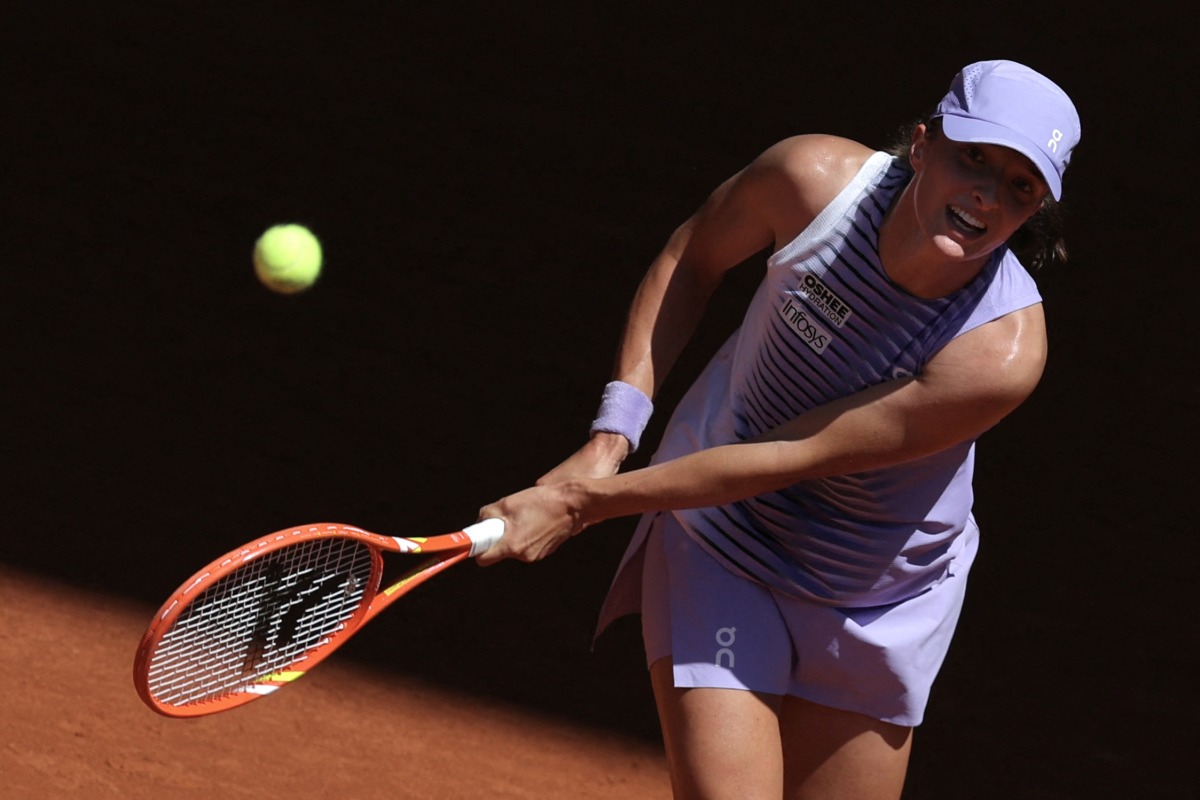 Poland's Iga Swiatek plays a backhand return to Czech Republic's Sara Bejlek during their women's singles match on day 4 of the French Open tennis tournament on Court Philippe-Chatrier at the Roland-Garros Complex in Paris on May 27, 2026. (Photo by Thomas SAMSON / AFP)