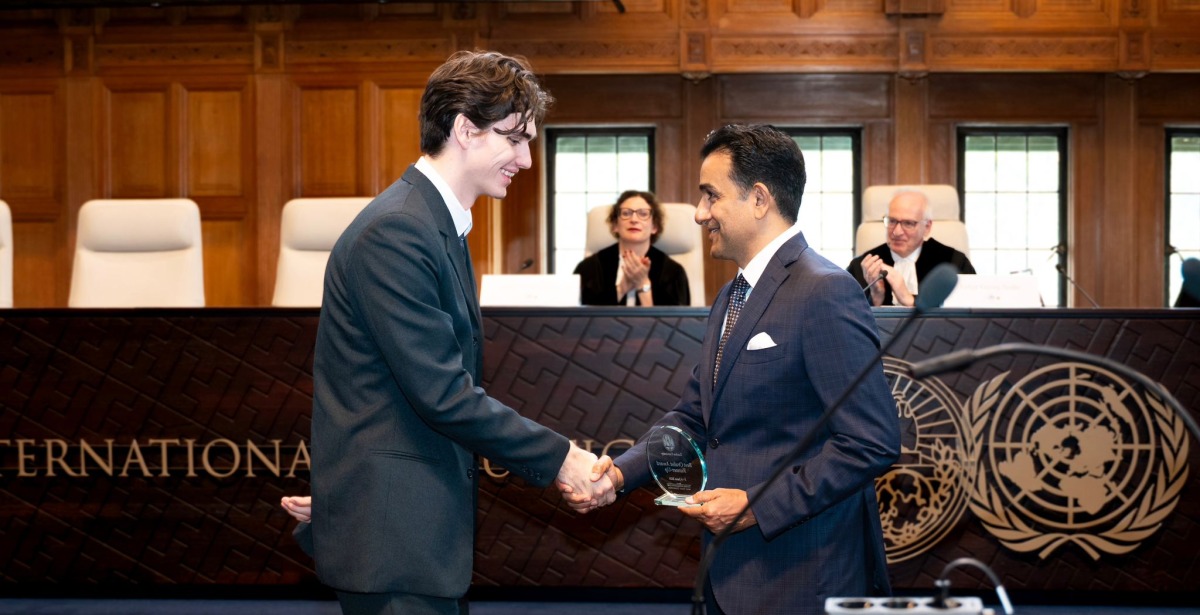 Ambassador of Qatar to the Kingdom of the Netherlands H E Dr. Mutlaq bin Majid Al Qahtani presented the awards to the top moot court participants.