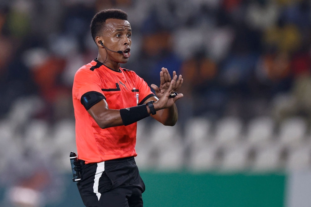 Somalian referee Omar Abdulkadir Artan gestures during the Africa Cup of Nations (CAN) 2024 group D football match between Mauritania and Algeria at Stade de la Paix in Bouake on January 23, 2024. (Photo by KENZO TRIBOUILLARD / AFP)