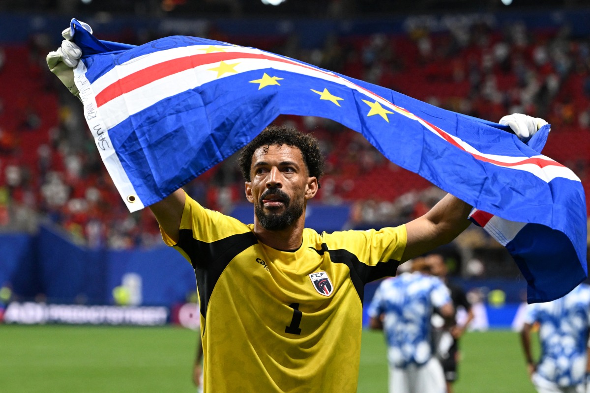 Cape Verde's goalkeeper #01 Vozinha celebrates with his national flag at the end of the 2026 World Cup Group H football match between Spain and Cape Verde at the Atlanta Stadium in Atlanta on June 15, 2026. (Photo by ROBERTO SCHMIDT / AFP)